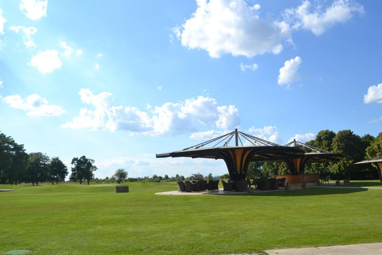 Klaudia'S Hotel & Restaurant At Golf Resort, Bac Samorin ภายนอก รูปภาพ