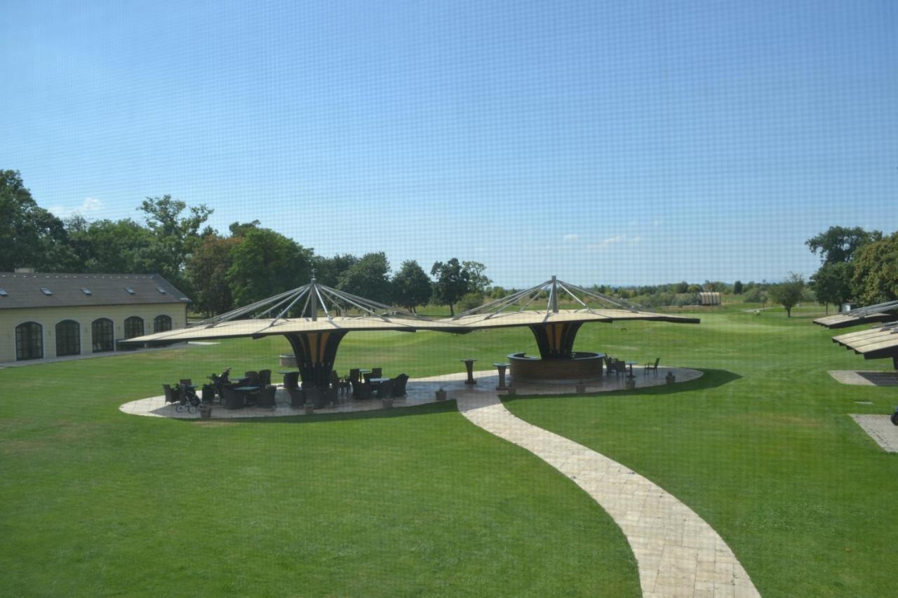 Klaudia'S Hotel & Restaurant At Golf Resort, Bac Samorin ภายนอก รูปภาพ