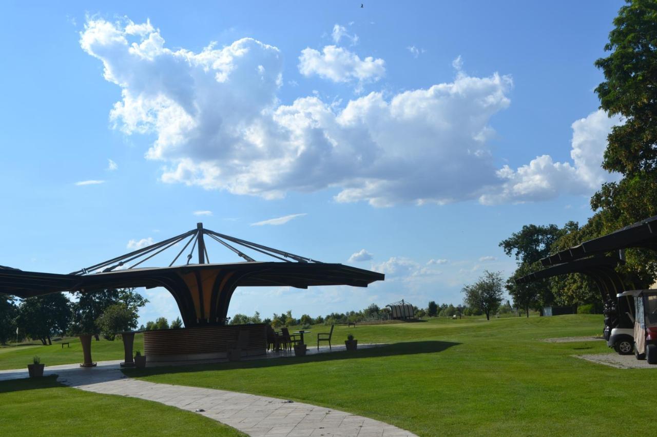 Klaudia'S Hotel & Restaurant At Golf Resort, Bac Samorin ภายนอก รูปภาพ