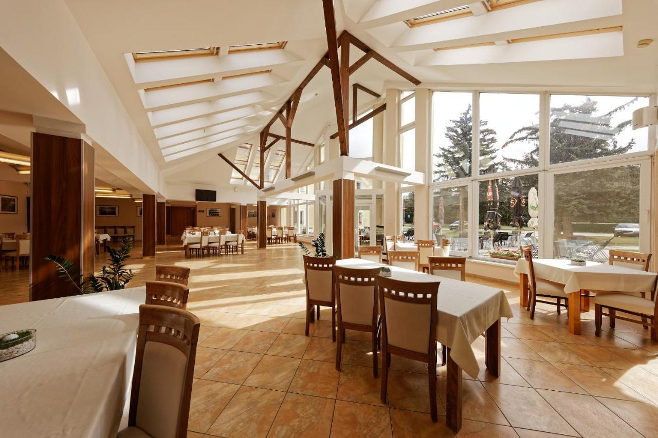Klaudia'S Hotel & Restaurant At Golf Resort, Bac Samorin ภายนอก รูปภาพ
