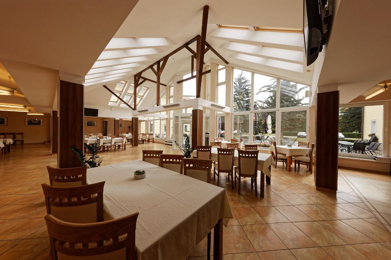 Klaudia'S Hotel & Restaurant At Golf Resort, Bac Samorin ภายนอก รูปภาพ