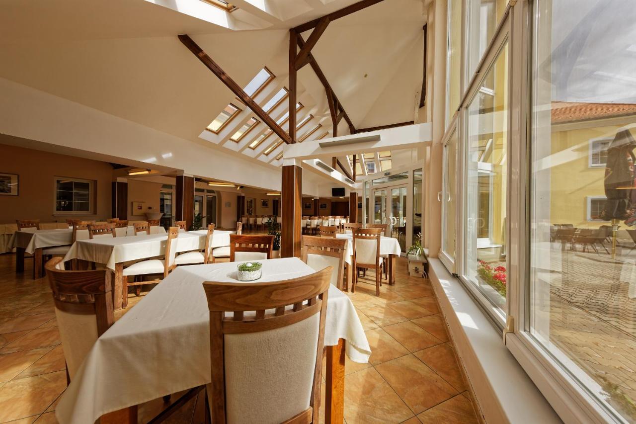 Klaudia'S Hotel & Restaurant At Golf Resort, Bac Samorin ภายนอก รูปภาพ