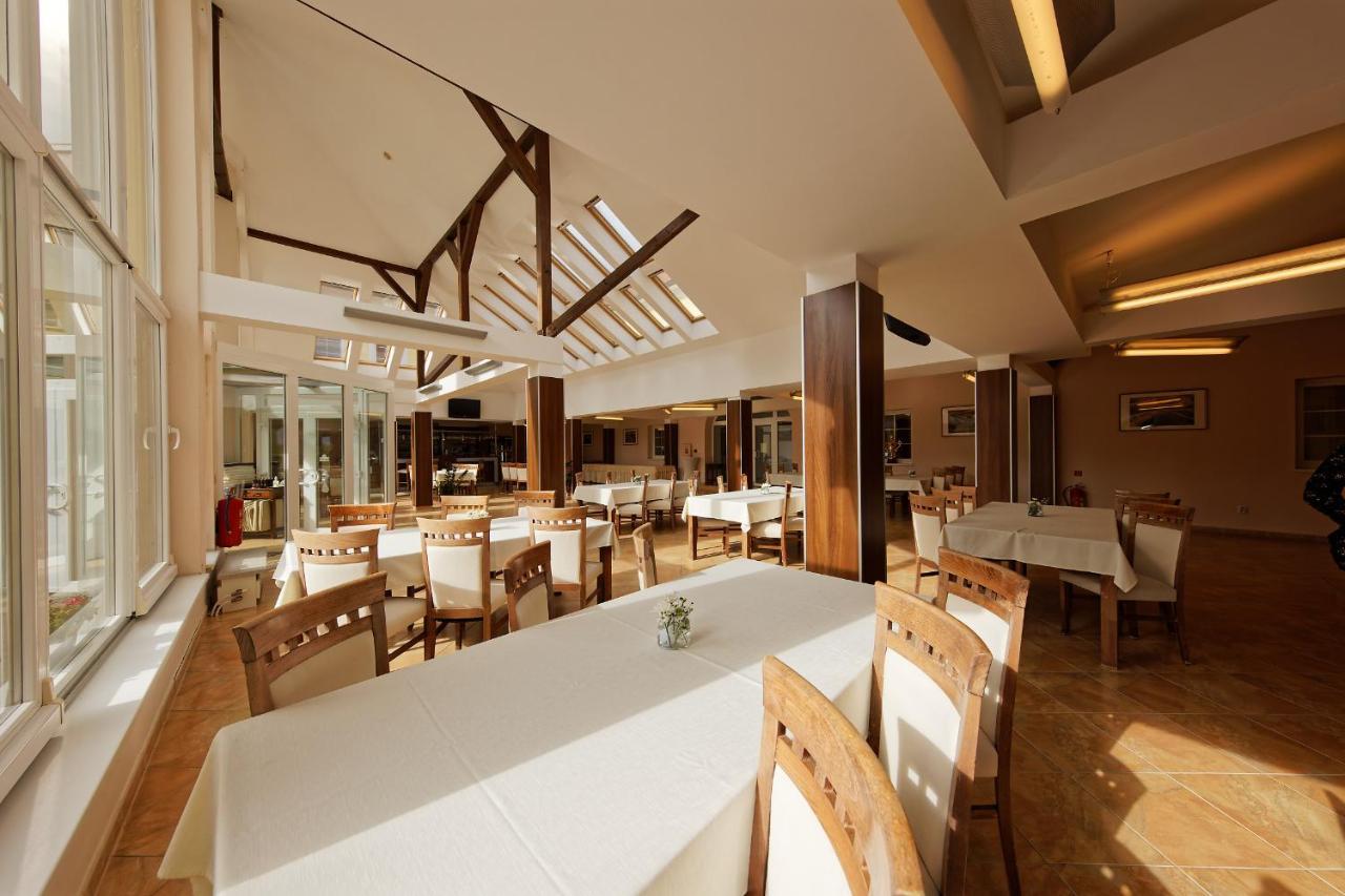 Klaudia'S Hotel & Restaurant At Golf Resort, Bac Samorin ภายนอก รูปภาพ
