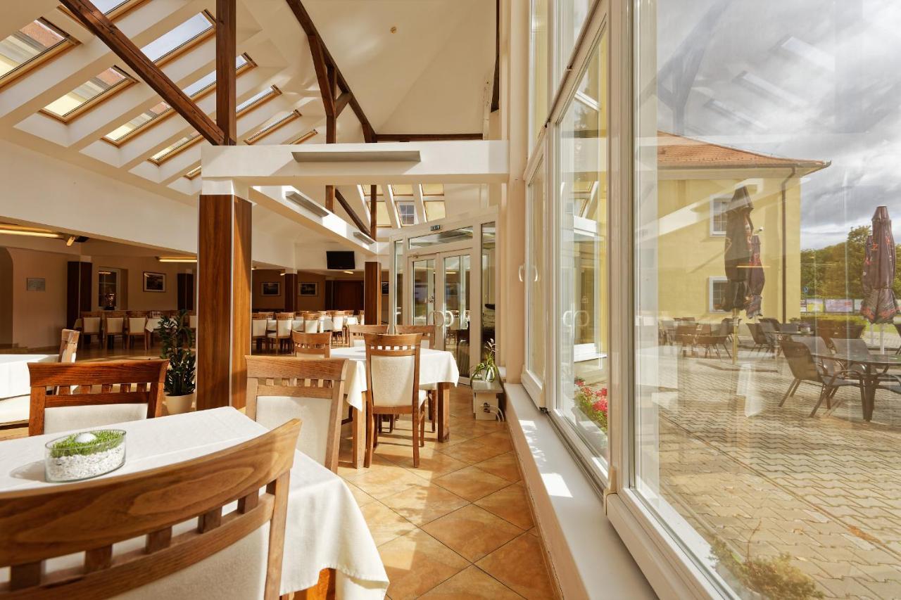 Klaudia'S Hotel & Restaurant At Golf Resort, Bac Samorin ภายนอก รูปภาพ