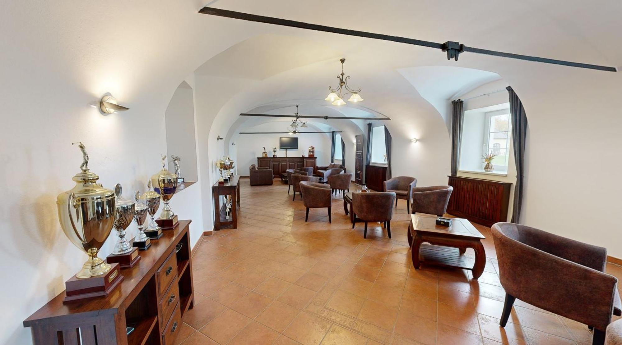 Klaudia'S Hotel & Restaurant At Golf Resort, Bac Samorin ภายนอก รูปภาพ